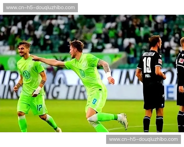 红色风暴席卷绿野：拜仁慕尼黑与沃尔夫斯堡的绿茵对决，谁能笑到最后？